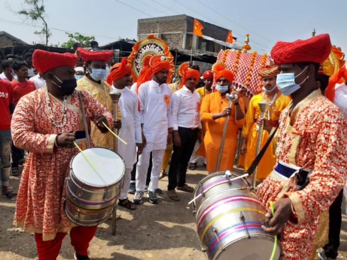 Procession removed despite curfew; Crimes filed against 300 to 400 people including MLA Mitkari | जमावबंदी असतानाही काढली मिरवणूक; आमदार मिटकरीसह ३०० ते ४०० जणांवर गुन्हे दाखल Procession removed despite curfew; Crimes filed against 300 to 400 people including MLA Mitkari | जमावबंदी असतानाही काढली मिरवणूक; आमदार मिटकरीसह ३०० ते ४०० जणांवर गुन्हे दाखल