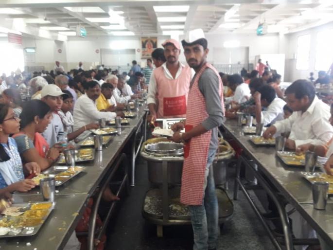 Amarsa party in Sai Prasad | आज साई प्रसादालयात भाविकांना आमरसाची मेजवानी Amarsa party in Sai Prasad | आज साई प्रसादालयात भाविकांना आमरसाची मेजवानी