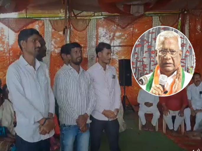 As soon as Congress MP Vasant Chavan's speech began, Maratha protesters stood up, demanding answers. | कॉँग्रेस खासदार चव्हाणांचे भाषण सुरू होताच मराठा आंदोलक उभे राहिले, जाब विचारत म्हणाले... As soon as Congress MP Vasant Chavan's speech began, Maratha protesters stood up, demanding answers. | कॉँग्रेस खासदार चव्हाणांचे भाषण सुरू होताच मराठा आंदोलक उभे राहिले, जाब विचारत म्हणाले...