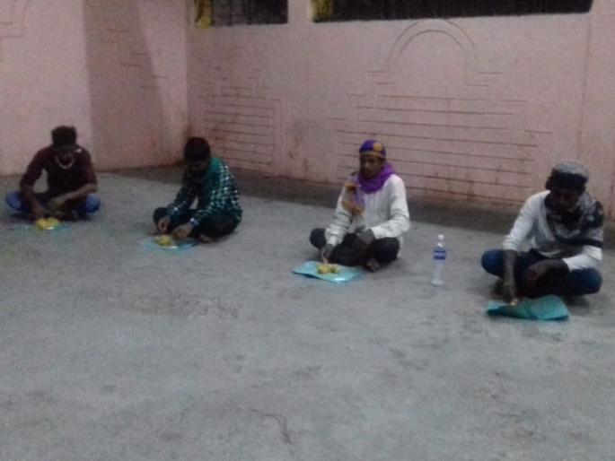 CoronaVirus in Amravati 14 labourer walks 461 kms from Hyderabad after losing employment due to lockdown kkg | CoronaVirus in Amravati: चार दिवस, ४६१ किमी प्रवास; १४ आदिवासी मजुरांची उपाशीपोटी पायपीट CoronaVirus in Amravati 14 labourer walks 461 kms from Hyderabad after losing employment due to lockdown kkg | CoronaVirus in Amravati: चार दिवस, ४६१ किमी प्रवास; १४ आदिवासी मजुरांची उपाशीपोटी पायपीट