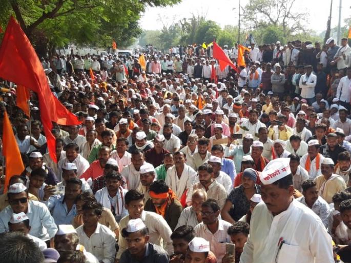 Koli Mahadev Samaj's march attacked Divisional Commissionerate; Slogans against the government | कोळी महादेव समाजाच्या मोर्चाची विभागीय आयुक्तालयावर धडक; शासनाविरोधात घोषणाबाजी Koli Mahadev Samaj's march attacked Divisional Commissionerate; Slogans against the government | कोळी महादेव समाजाच्या मोर्चाची विभागीय आयुक्तालयावर धडक; शासनाविरोधात घोषणाबाजी