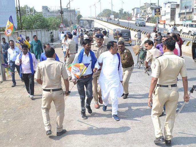 Opposition to NRC, CAA, NPR in Amravati | अमरावतीत एनआरसीला विरोध; आंदोलनात लाठीचार्ज  Opposition to NRC, CAA, NPR in Amravati | अमरावतीत एनआरसीला विरोध; आंदोलनात लाठीचार्ज