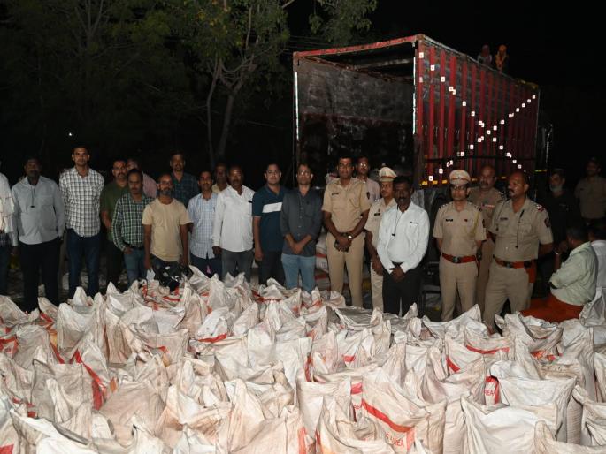 Amravati: Raid on black market gang of chemical fertilizers in Amravati | Amravati: अमरावतीत रासायननिक खताचा काळाबाजार करणाऱ्या टोळीवर छापा Amravati: Raid on black market gang of chemical fertilizers in Amravati | Amravati: अमरावतीत रासायननिक खताचा काळाबाजार करणाऱ्या टोळीवर छापा