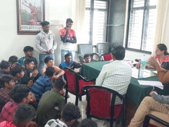 no water in the hostel tribal students stay in the hall of the Deputy Commissioner | वसतिगृहात नाही पाणी नाही, आदिवासी विद्यार्थ्यांचा उपायुक्तांच्या दालनाच ठिय्या no water in the hostel tribal students stay in the hall of the Deputy Commissioner | वसतिगृहात नाही पाणी नाही, आदिवासी विद्यार्थ्यांचा उपायुक्तांच्या दालनाच ठिय्या