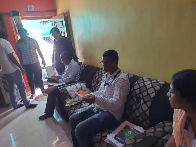 Cooperative Department's crackdown on illegal moneylenders Incident at Veni Ganeshpur | अवैध सावकारावर सहकार विभागाची धाड; वेणी गणेशपूर येथील घटना Cooperative Department's crackdown on illegal moneylenders Incident at Veni Ganeshpur | अवैध सावकारावर सहकार विभागाची धाड; वेणी गणेशपूर येथील घटना