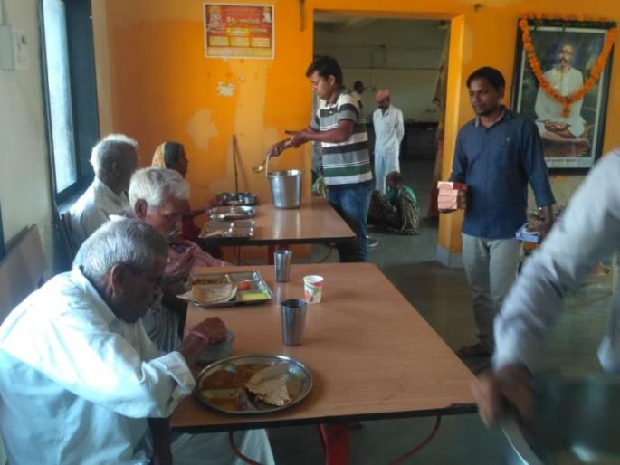 senior citizens Diwali celebrate in old age home | वृद्धाश्रमात वृद्धांची आनंदात दिवाळी; सामाजिक संघटना सरसावल्या senior citizens Diwali celebrate in old age home | वृद्धाश्रमात वृद्धांची आनंदात दिवाळी; सामाजिक संघटना सरसावल्या