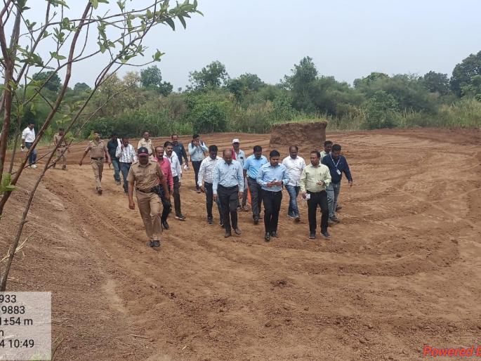 Collector's spot visit on the work of Jalyukta Shivar | जिल्हाधिकाऱ्यांची जलयुक्त शिवारच्या कामावर स्पॉट व्हिजिट Collector's spot visit on the work of Jalyukta Shivar | जिल्हाधिकाऱ्यांची जलयुक्त शिवारच्या कामावर स्पॉट व्हिजिट