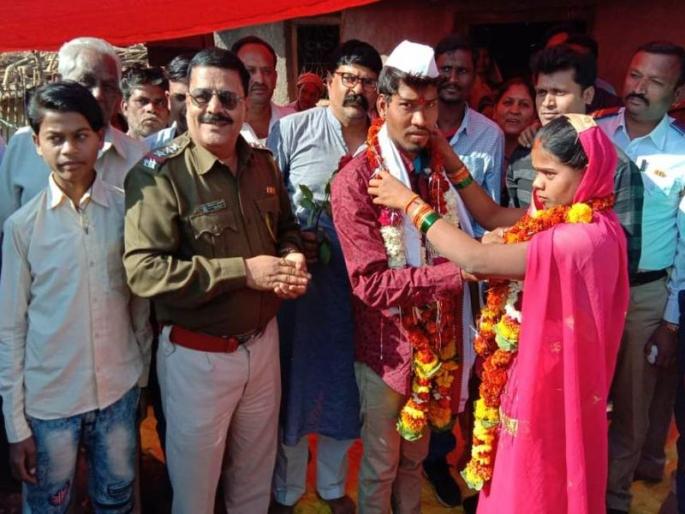 police sort out dispute between couples family helps in marriage | भांडणं मिटलं अन् लग्न लागलं; पोलिसांनी लावून दिला त्यांचा विवाह police sort out dispute between couples family helps in marriage | भांडणं मिटलं अन् लग्न लागलं; पोलिसांनी लावून दिला त्यांचा विवाह