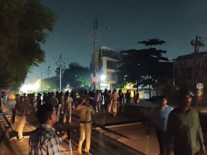 Amravati: Stone pelting in Nagpuri Gate police station area by mob, tear gas canisters broken by police | Amravati: जमावाकडून नागपुरी गेट पोलीस स्टेशन परिसरात दगडफेक, पोलिसांनी फोडल्या अश्रूच्या नळकांड्या Amravati: Stone pelting in Nagpuri Gate police station area by mob, tear gas canisters broken by police | Amravati: जमावाकडून नागपुरी गेट पोलीस स्टेशन परिसरात दगडफेक, पोलिसांनी फोडल्या अश्रूच्या नळकांड्या