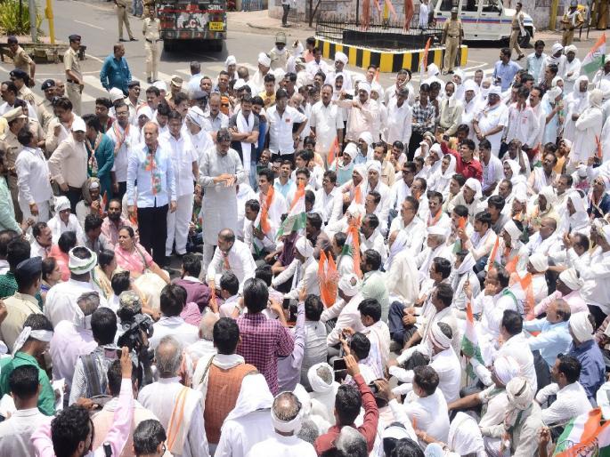 Collective autobiography attempt by Congress leaders in Amravati | अमरावतीत काँग्रेस नेत्यांचा सामूहिक आत्मदहनाचा प्रयत्न Collective autobiography attempt by Congress leaders in Amravati | अमरावतीत काँग्रेस नेत्यांचा सामूहिक आत्मदहनाचा प्रयत्न