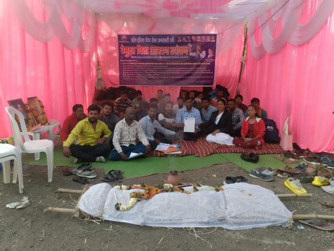 students protested against the government and hunger strike in amravati | उपोषण मंडपात स्वत:ची तिरडी रचून विद्यार्थ्यांनी केला शासनाचा निषेध students protested against the government and hunger strike in amravati | उपोषण मंडपात स्वत:ची तिरडी रचून विद्यार्थ्यांनी केला शासनाचा निषेध
