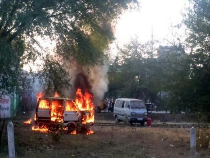 Burning maruti van in Amravati | घरगुती सिलिंडरमधून गॅस भरताना पेटली मारुती व्हॅन Burning maruti van in Amravati | घरगुती सिलिंडरमधून गॅस भरताना पेटली मारुती व्हॅन