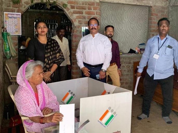 94 percent disabled and senior citizens exercised their right to vote at home | ९४ टक्के दिव्यांग अन् ज्येष्ठांनी बजावला गृहमतदानाचा हक्क 94 percent disabled and senior citizens exercised their right to vote at home | ९४ टक्के दिव्यांग अन् ज्येष्ठांनी बजावला गृहमतदानाचा हक्क