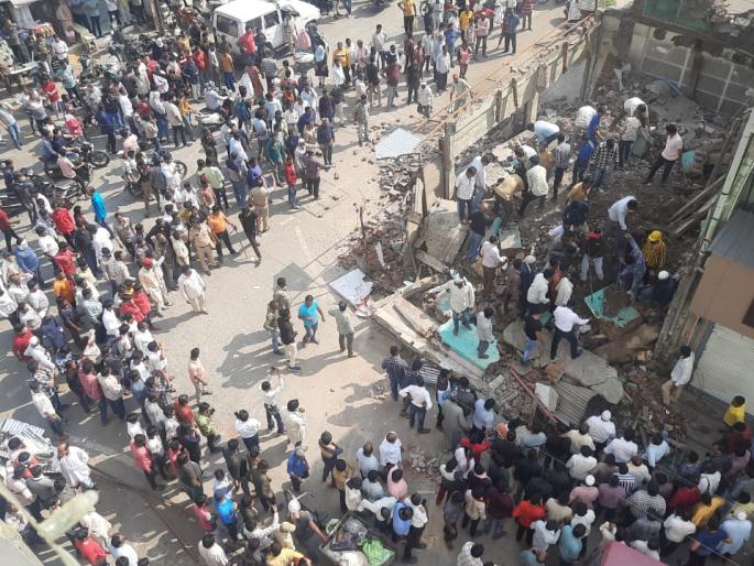 Collapsed building in Amravati some labourers feared trapped | अमरावतीत शिकस्त इमारत पडली, काही मजूर दबल्याची भीती Collapsed building in Amravati some labourers feared trapped | अमरावतीत शिकस्त इमारत पडली, काही मजूर दबल्याची भीती