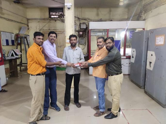 a truck driver has return 14 lakhs which transferred to his bank account by mistake | ये पैसे मेरे नही है..! धारणीतील ट्रकचालकाचा प्रामाणिकपणा, परत केले १४ लाख a truck driver has return 14 lakhs which transferred to his bank account by mistake | ये पैसे मेरे नही है..! धारणीतील ट्रकचालकाचा प्रामाणिकपणा, परत केले १४ लाख