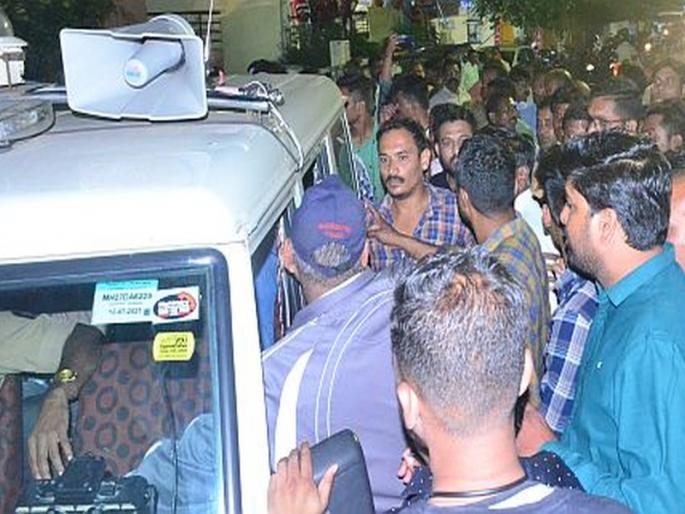 The incident happened in Amravati where a young man threatened by posting on Instagram | ‘आज मारोगे तो कल मारे जाओगे’ म्हणत गरब्यात धुडगूस; इन्स्टावर पोस्ट टाकत तरुणांकडून धमकी The incident happened in Amravati where a young man threatened by posting on Instagram | ‘आज मारोगे तो कल मारे जाओगे’ म्हणत गरब्यात धुडगूस; इन्स्टावर पोस्ट टाकत तरुणांकडून धमकी