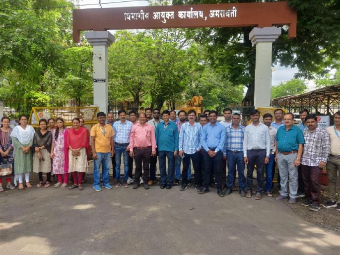 Day 1st Revenue system stopped due to employee strike in amrvati | पहिला दिवस : कर्मचाऱ्यांच्या कामबंदमुळे महसूल यंत्रणा ठप्प   Day 1st Revenue system stopped due to employee strike in amrvati | पहिला दिवस : कर्मचाऱ्यांच्या कामबंदमुळे महसूल यंत्रणा ठप्प