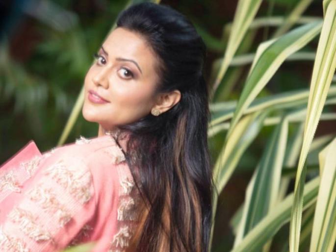 Let the weather change a little ... Amruta Fadnavis' political satire on facebook after resignation | मी पुन्हा येईन... अमृता वहिनींकडून महाराष्ट्राचे आभार, व्यक्त केला 'शायराना अंदाज' Let the weather change a little ... Amruta Fadnavis' political satire on facebook after resignation | मी पुन्हा येईन... अमृता वहिनींकडून महाराष्ट्राचे आभार, व्यक्त केला 'शायराना अंदाज'