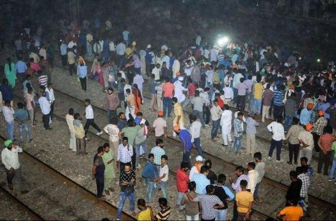 Amritsar train accident : Railways says no one told us about the event | #AmritsarTrainAccident : ... तर दुर्घटना टळली असती; रेल्वे प्रशासनाने केले हात वर! Amritsar train accident : Railways says no one told us about the event | #AmritsarTrainAccident : ... तर दुर्घटना टळली असती; रेल्वे प्रशासनाने केले हात वर!