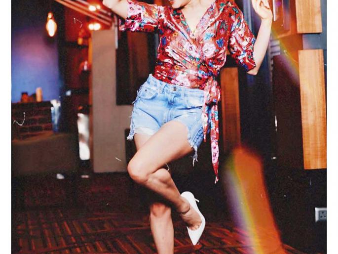 try this dark floral look by Amruta khanvilkar | अमृता खानविलकरचे डार्क फ्लोरल फुलाफुलांचे ड्रेस पाहिलेत? try this dark floral look by Amruta khanvilkar | अमृता खानविलकरचे डार्क फ्लोरल फुलाफुलांचे ड्रेस पाहिलेत?