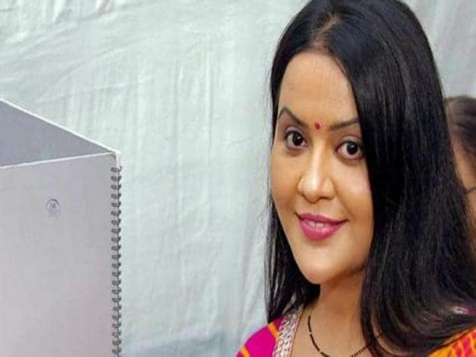 devendra fadnavis wife amruta fadnavis shares india vaccination number chart and tweeted | "होय, मी भक्त आहे अन् त्याचा मला अभिमान आहे"; अमृता फडणवीसांनी स्पष्ट शब्दात सांगितलं devendra fadnavis wife amruta fadnavis shares india vaccination number chart and tweeted | "होय, मी भक्त आहे अन् त्याचा मला अभिमान आहे"; अमृता फडणवीसांनी स्पष्ट शब्दात सांगितलं