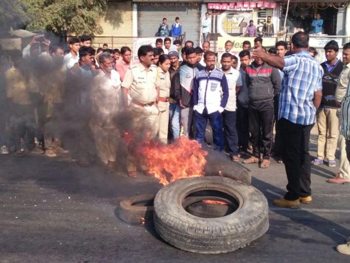 Maharashtra Closed : Extreme fire, traffic jam | महाराष्ट्र बंद : अमरावतीत कडकडीत बंद ! ठिकठिकाणी जाळपोळ, वाहतूक ठप्प  