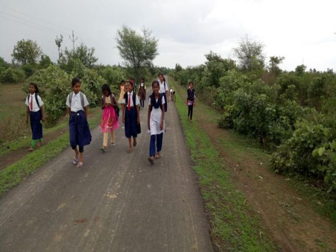 No travelling source for student in Tiwasa at Amarawati | शिक्षणासाठी चिमुकल्यांचा नदीकाठाने प्रवास, 70 वर्षात एसटी नाही No travelling source for student in Tiwasa at Amarawati | शिक्षणासाठी चिमुकल्यांचा नदीकाठाने प्रवास, 70 वर्षात एसटी नाही