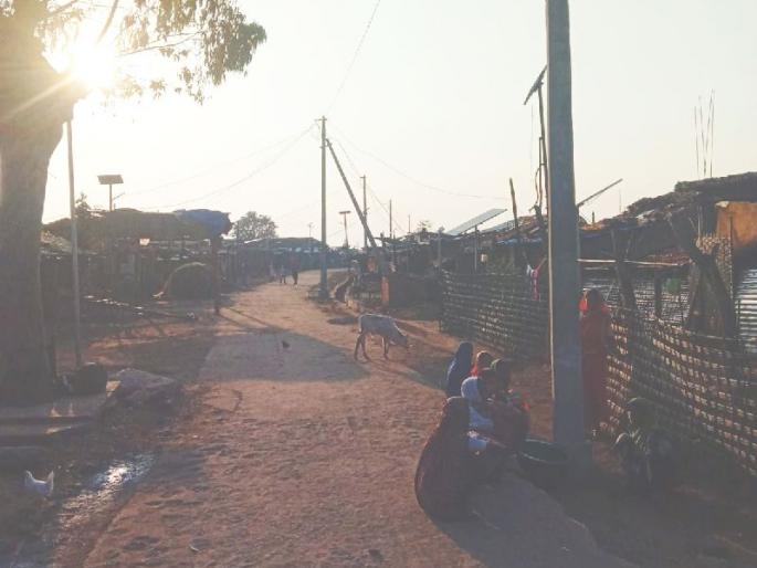 Tembhurni Dhana in Melghat illuminated by solar lights after long years | शतकानंतर उजळली मेळघाटातील टेंभुर्णी ढाणा गावाची रात्र Tembhurni Dhana in Melghat illuminated by solar lights after long years | शतकानंतर उजळली मेळघाटातील टेंभुर्णी ढाणा गावाची रात्र