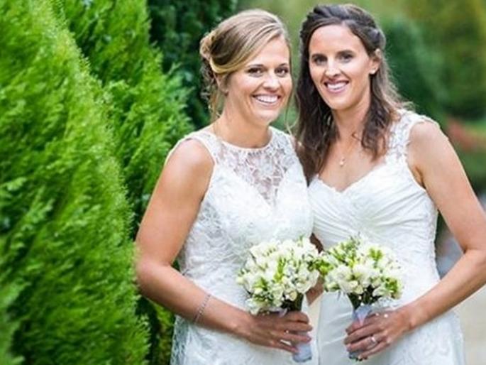 New Zealand Women’s captain Amy Satterthwaite announces pregnancy with wife Lea Tahuhu | कुणी येणार गं... न्यूझीलंडच्या समलैंगिक क्रिकेटपटू जोडप्याच्या घरी हलणार पाळणा!