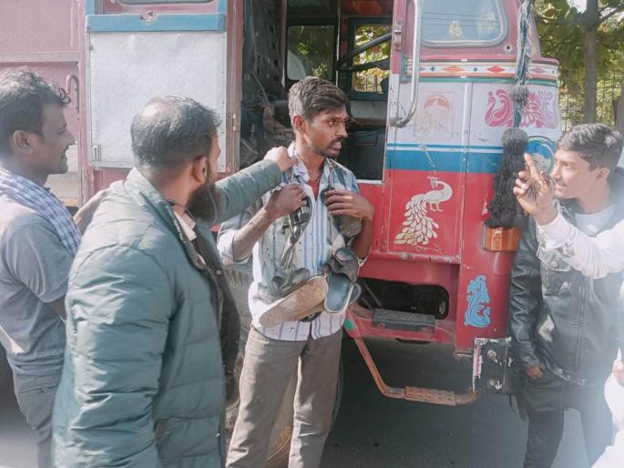 Drivers were blacked out in the city in ahmednagar | कोठला येथे ट्रक अडवित वाहन चालकांना नगरमध्ये काळे फसले Drivers were blacked out in the city in ahmednagar | कोठला येथे ट्रक अडवित वाहन चालकांना नगरमध्ये काळे फसले