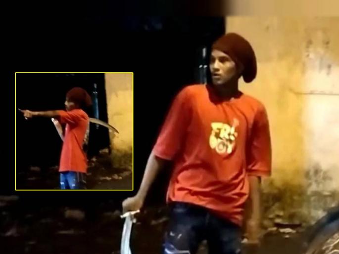 An attempt to strike terror by brandishing a sword 5 swords, 4 daggers and 2 knives seized from 4 accused | भररस्त्यात तलवार भिरकावून दहशत माजवण्याचा प्रयत्न; ४ आरोपींकडून ५ तलवार, ४ खंजीर आणि १८ कोयते जप्त An attempt to strike terror by brandishing a sword 5 swords, 4 daggers and 2 knives seized from 4 accused | भररस्त्यात तलवार भिरकावून दहशत माजवण्याचा प्रयत्न; ४ आरोपींकडून ५ तलवार, ४ खंजीर आणि १८ कोयते जप्त