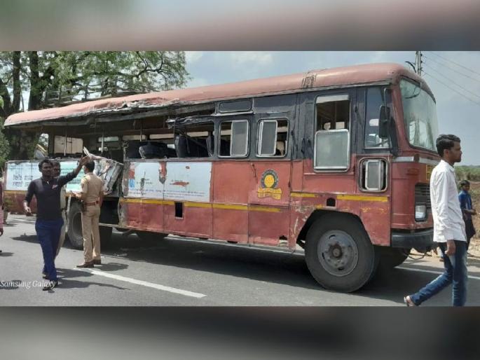 Pickup collides with ST bus on darwha route, two killed, 12 passengers injured | एसटी बसला पीकअपची धडक, दोन ठार, १२ प्रवासी जखमी Pickup collides with ST bus on darwha route, two killed, 12 passengers injured | एसटी बसला पीकअपची धडक, दोन ठार, १२ प्रवासी जखमी