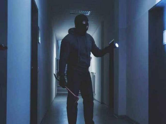 An incident has taken place in Bangalore where a thief broke into a locked house, ate, drank and committed suicide for 2 days  | घरात घुसला चोर, २ दिवस खाल्लं, प्यायलं आणि देवघरात केली आत्महत्या; बंगळुरूमधील धक्कादायक घटना An incident has taken place in Bangalore where a thief broke into a locked house, ate, drank and committed suicide for 2 days  | घरात घुसला चोर, २ दिवस खाल्लं, प्यायलं आणि देवघरात केली आत्महत्या; बंगळुरूमधील धक्कादायक घटना