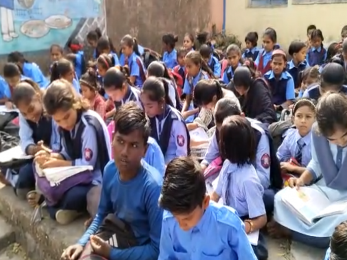Deshidaru shop removal movement intense; The students organized the school in the verandah of the Gram Panchayat | देशीदारू दुकान हटवा आंदोलन तीव्र; अनाड ग्रामपंचायतच्या व्हरांड्यात भरली शाळा Deshidaru shop removal movement intense; The students organized the school in the verandah of the Gram Panchayat | देशीदारू दुकान हटवा आंदोलन तीव्र; अनाड ग्रामपंचायतच्या व्हरांड्यात भरली शाळा