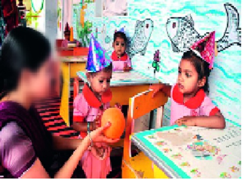 Thirty two lakhs of Anganwadi sevikas are tired: It is not a budget; | दोन लाख अंगणवाडी सेविकांचे मानधन थकले : म्हणे बजेटच नाही, आॅनलाईनमुळे वाढला घोळ Thirty two lakhs of Anganwadi sevikas are tired: It is not a budget; | दोन लाख अंगणवाडी सेविकांचे मानधन थकले : म्हणे बजेटच नाही, आॅनलाईनमुळे वाढला घोळ