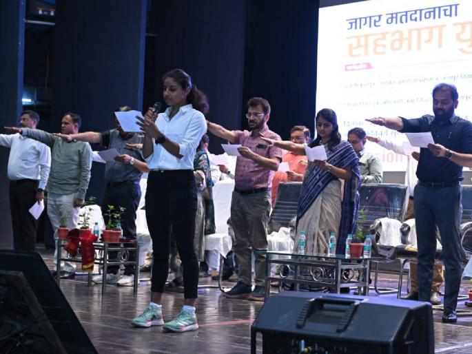 Thousands of new voters pledged to vote | हजारो नवमतदारांनी दिले मतदान करण्याचे वचन; मोबाईलचा टॉर्च व डाव्या हाताचे बोट उंचावून दिला प्रतिसाद Thousands of new voters pledged to vote | हजारो नवमतदारांनी दिले मतदान करण्याचे वचन; मोबाईलचा टॉर्च व डाव्या हाताचे बोट उंचावून दिला प्रतिसाद