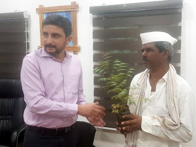 Giving the seedlings to the first three patients every day, the excise duty | Doctors' Day; दररोजच्या पहिल्या तीन रुग्णांना रोपांची भेट, शुल्कही माफ Giving the seedlings to the first three patients every day, the excise duty | Doctors' Day; दररोजच्या पहिल्या तीन रुग्णांना रोपांची भेट, शुल्कही माफ