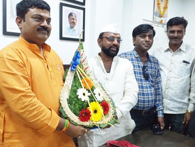 Anand Tanavade office; The wandering of Annarao Barachare | आनंद तानवडे कार्यालयात; अण्णाराव बाराचारे यांची भटकंती Anand Tanavade office; The wandering of Annarao Barachare | आनंद तानवडे कार्यालयात; अण्णाराव बाराचारे यांची भटकंती