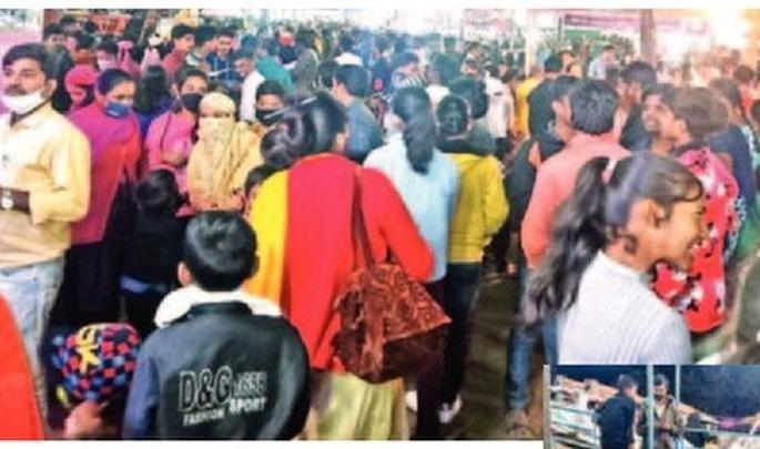 Corona rules fuss in 'Anand Mela' in Washim City | ‘आनंद मेला’मध्ये कोरोनाविषयक नियमांचा फज्जा ! Corona rules fuss in 'Anand Mela' in Washim City | ‘आनंद मेला’मध्ये कोरोनाविषयक नियमांचा फज्जा !