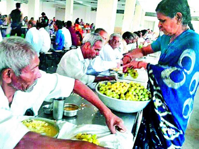 Nashik's grapes are sweet! | आनंदवनात पोहोचला नाशिकच्या द्राक्षांचा गोडवा ! Nashik's grapes are sweet! | आनंदवनात पोहोचला नाशिकच्या द्राक्षांचा गोडवा !