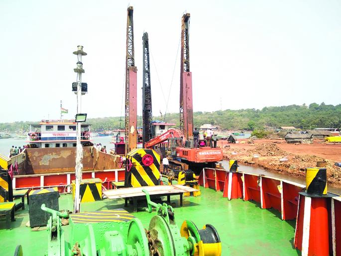Sludge removal work of Anandwadi port project resumed | आनंदवाडी बंदर प्रकल्पाचा गाळ काढण्याचे काम पुन्हा सुरू
