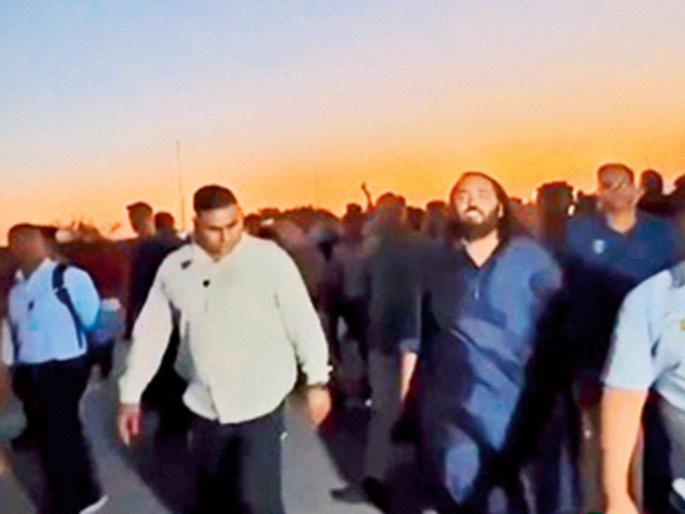 Anant Ambani's 140 km padyatra; Travels from Jamnagar to Dwarka every night | अनंत अंबानींची १४० किमी पदयात्रा; जामनगर ते द्वारका रोज रात्री प्रवास, १० एप्रिलला वाढदिवसापूर्वी घेणार द्वारकाधिशाचे दर्शन