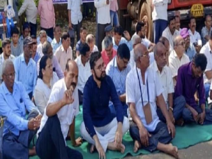 Guarantee Rs 200 per kg for Kaju Bee, growers aggressive; Dharna movement in Sawantwadi | 'काजू बी'ला प्रति किलो २०० रूपये हमीभाव द्या, बागायतदार आक्रमक; सावंतवाडीत धरणे आंदोलन Guarantee Rs 200 per kg for Kaju Bee, growers aggressive; Dharna movement in Sawantwadi | 'काजू बी'ला प्रति किलो २०० रूपये हमीभाव द्या, बागायतदार आक्रमक; सावंतवाडीत धरणे आंदोलन