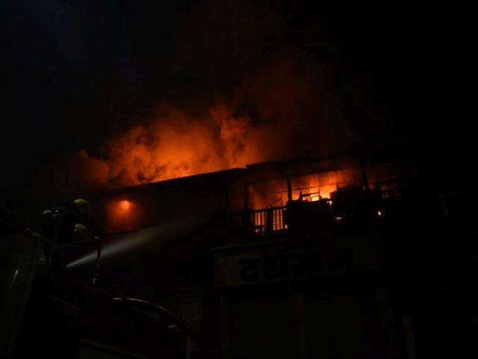 Fireworks display and midnight bonfire in Nashik; Six incidents in two hours | फटाक्यांची आतषबाजी अन नाशिकमध्ये मध्यरात्री अग्नीतांडव; दोन तासांत सहा घटना Fireworks display and midnight bonfire in Nashik; Six incidents in two hours | फटाक्यांची आतषबाजी अन नाशिकमध्ये मध्यरात्री अग्नीतांडव; दोन तासांत सहा घटना