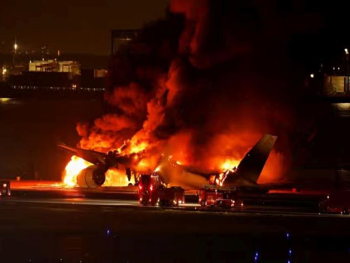 Japan Airlines aircraft catches fire at Haneda Airport; all 379 passengers, crew evacuated | धावपट्टीवर आगीच्या गोळ्यासारखे धावत राहिले विमान; प्रवाशांनी धडाधड मारल्या उड्या! Japan Airlines aircraft catches fire at Haneda Airport; all 379 passengers, crew evacuated | धावपट्टीवर आगीच्या गोळ्यासारखे धावत राहिले विमान; प्रवाशांनी धडाधड मारल्या उड्या!