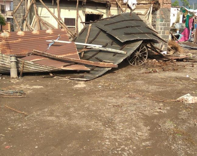 Damage to houses due to windy rain in andhera village | अंढेरा परिसरात वादळी पावसामुळे घरांचे नुकसान ; २५८ घरांचा सर्व्हे पूर्ण