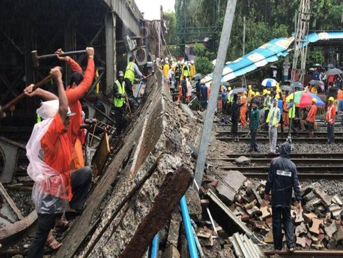 The part of bridge collapsed at the Andheri station, traffic disrupted | Andheri Bridge Collapse : अंधेरी रेल्वे स्टेशनजवळ पादचारी पुलाचा भाग कोसळल्यानं वाहतूक ठप्प, 5 जण जखमी The part of bridge collapsed at the Andheri station, traffic disrupted | Andheri Bridge Collapse : अंधेरी रेल्वे स्टेशनजवळ पादचारी पुलाचा भाग कोसळल्यानं वाहतूक ठप्प, 5 जण जखमी