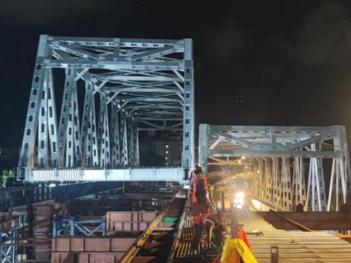 in mumbai work on second girder of gokhale bridge in andheri completed further works will be done after the railway block | अंधेरीतील गोखले पुलाच्या दुसऱ्या गर्डरचे काम फत्ते; रेल्वेच्या 'ब्लॉक' नंतर पुढील कामे होणार in mumbai work on second girder of gokhale bridge in andheri completed further works will be done after the railway block | अंधेरीतील गोखले पुलाच्या दुसऱ्या गर्डरचे काम फत्ते; रेल्वेच्या 'ब्लॉक' नंतर पुढील कामे होणार