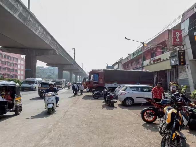 Illegal parking of municipal vehicles on the Andheri-Kurla road creates unsanitary conditions | अंधेरी-कुर्ला रोडवर बेकायदेशीरपणे पार्क केलेल्या पालिकेच्या वाहनांमुळे पसरते अस्वच्छता Illegal parking of municipal vehicles on the Andheri-Kurla road creates unsanitary conditions | अंधेरी-कुर्ला रोडवर बेकायदेशीरपणे पार्क केलेल्या पालिकेच्या वाहनांमुळे पसरते अस्वच्छता