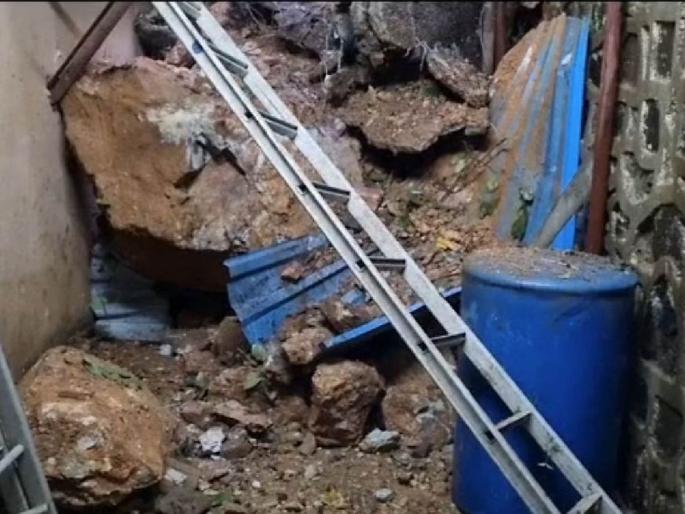 A pile of stones, mud in the house; Loss of 11 rooms; Crack collapsed in Andheri area, threat to seven-storey building | घरात दगड, मातीचा ढीग; ११ खोल्यांचे नुकसान; अंधेरी परिसरात दरड कोसळली, सातमजली इमारतीला धोका A pile of stones, mud in the house; Loss of 11 rooms; Crack collapsed in Andheri area, threat to seven-storey building | घरात दगड, मातीचा ढीग; ११ खोल्यांचे नुकसान; अंधेरी परिसरात दरड कोसळली, सातमजली इमारतीला धोका